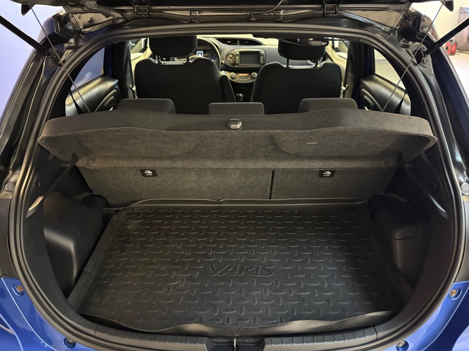 Blå Toyota Yaris fra 2017