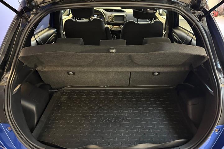 Blå Toyota Yaris fra 2017