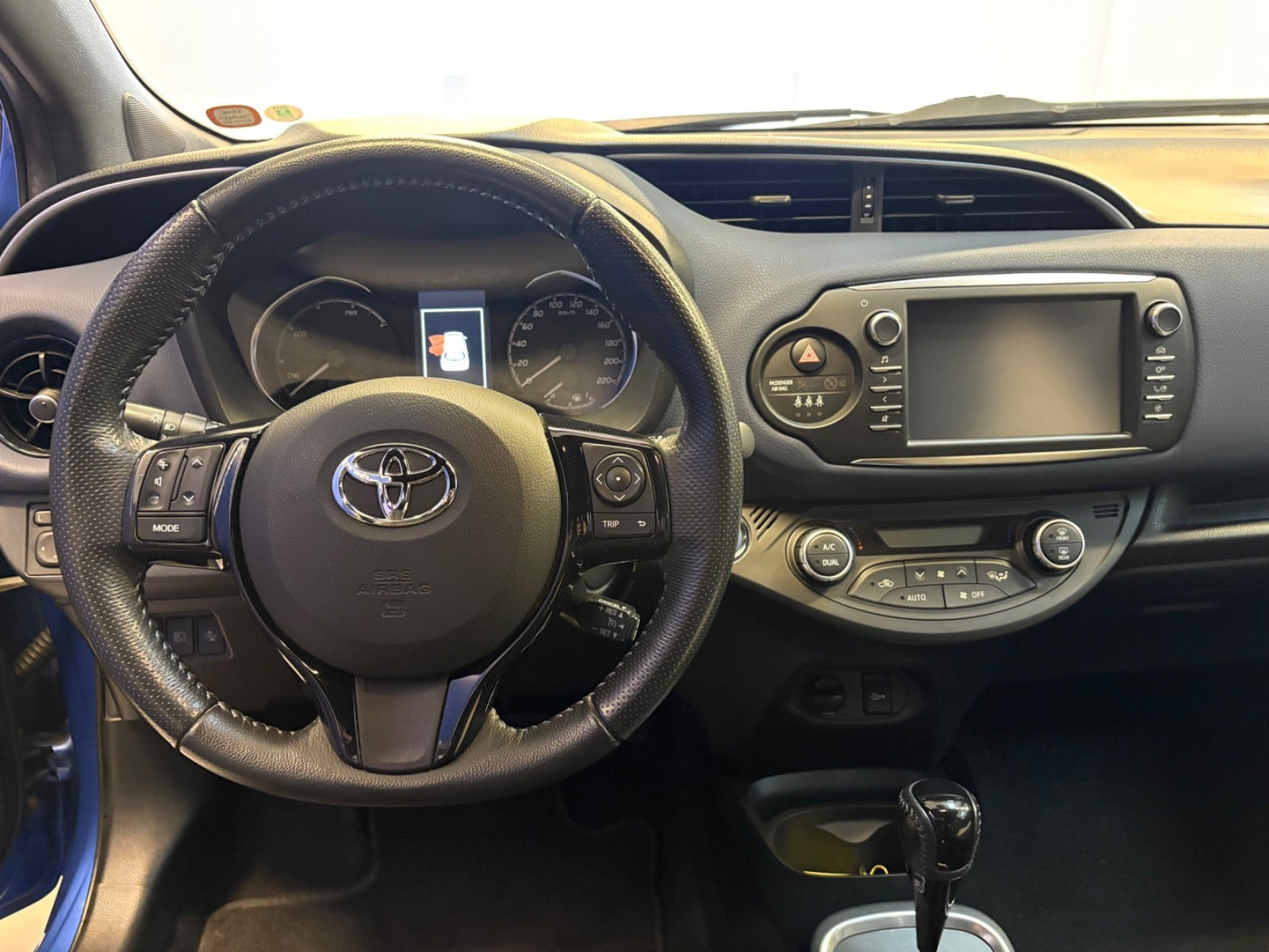 Blå Toyota Yaris fra 2017