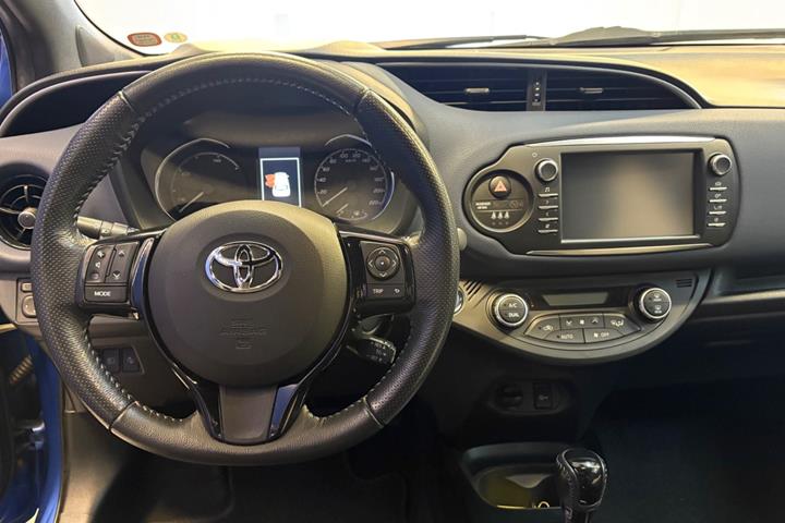 Blå Toyota Yaris fra 2017