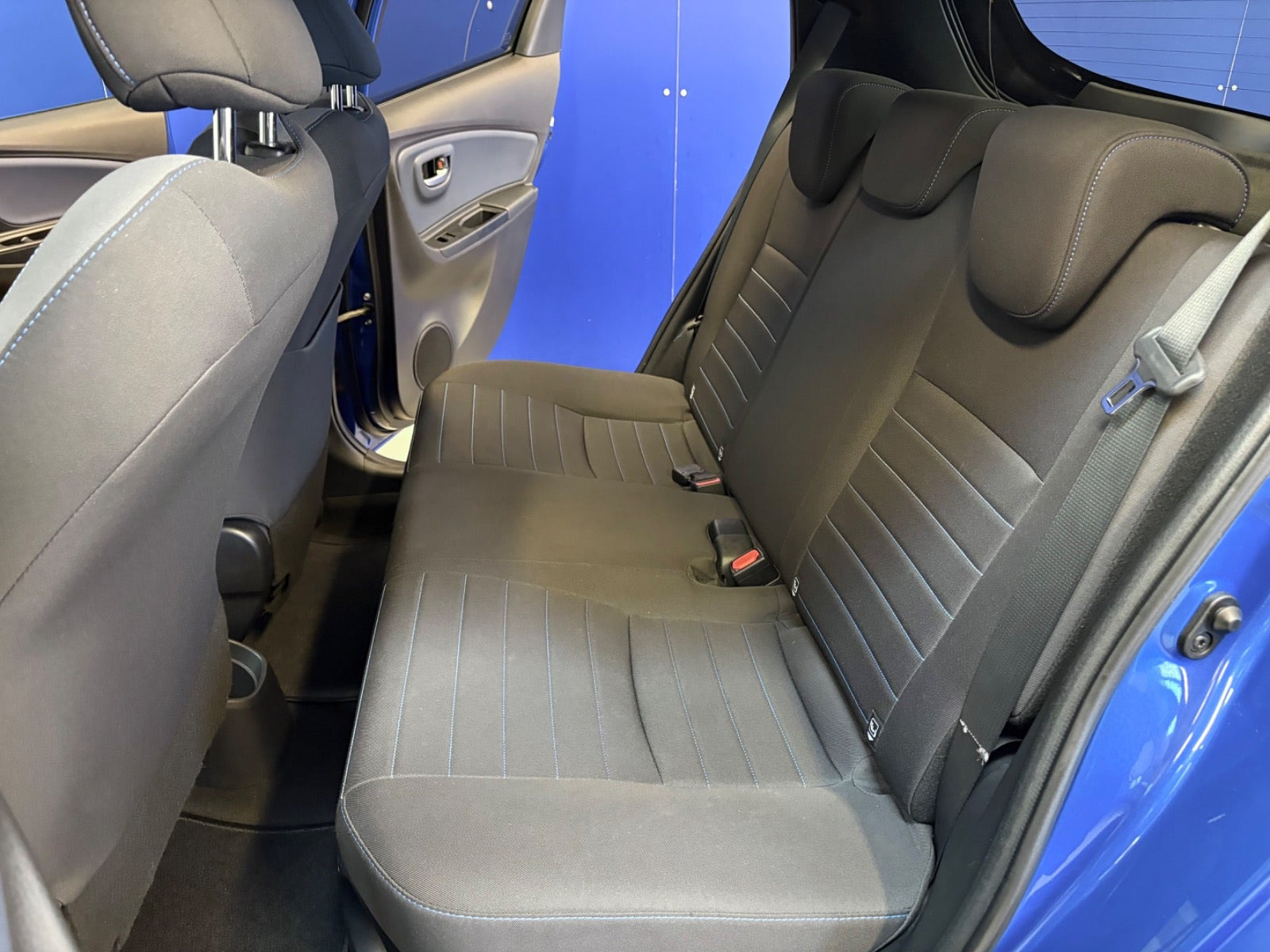Blå Toyota Yaris fra 2017