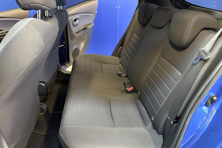 Blå Toyota Yaris fra 2017