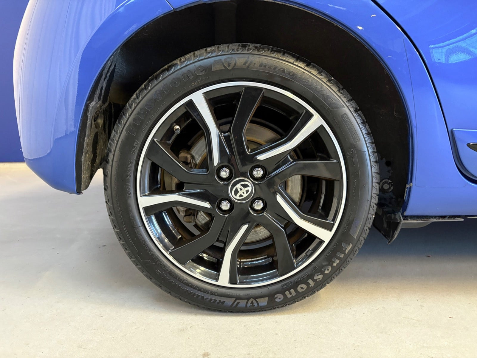 Blå Toyota Yaris fra 2017