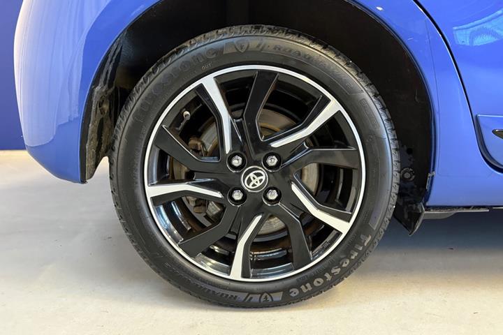 Blå Toyota Yaris fra 2017
