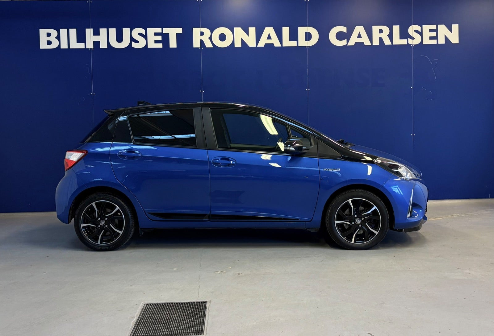 Blå Toyota Yaris fra 2017