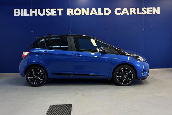 Blå Toyota Yaris fra 2017