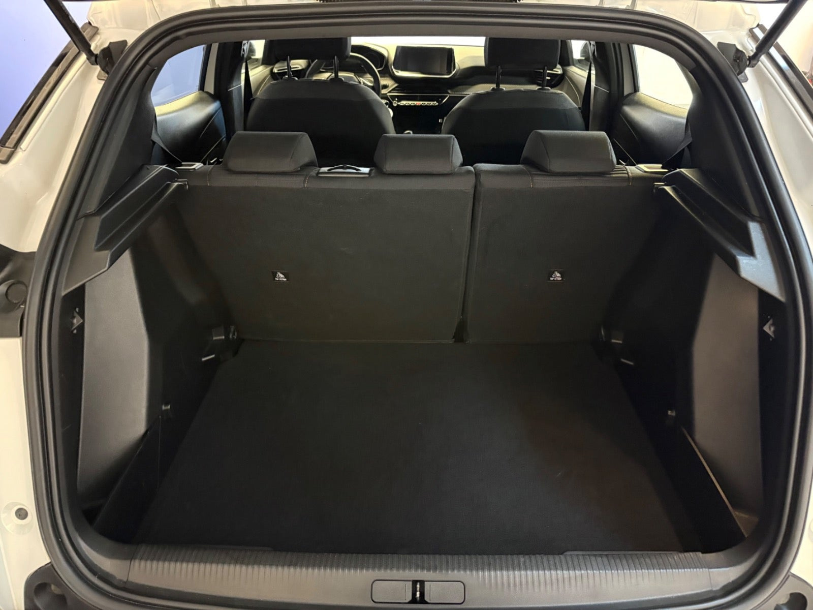 Hvid Peugeot 2008 fra 2023