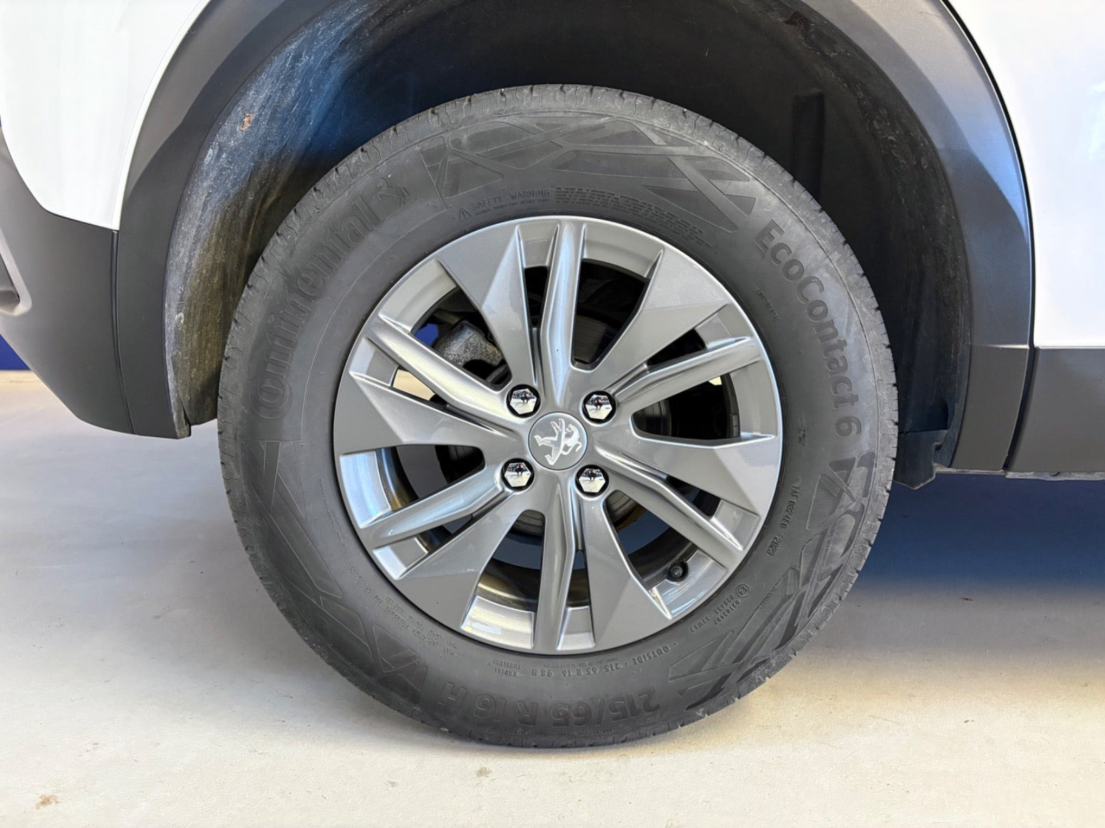 Hvid Peugeot 2008 fra 2023