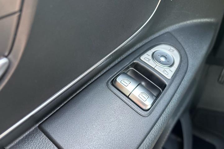 Sort Mercedes Vito 119 fra 2019