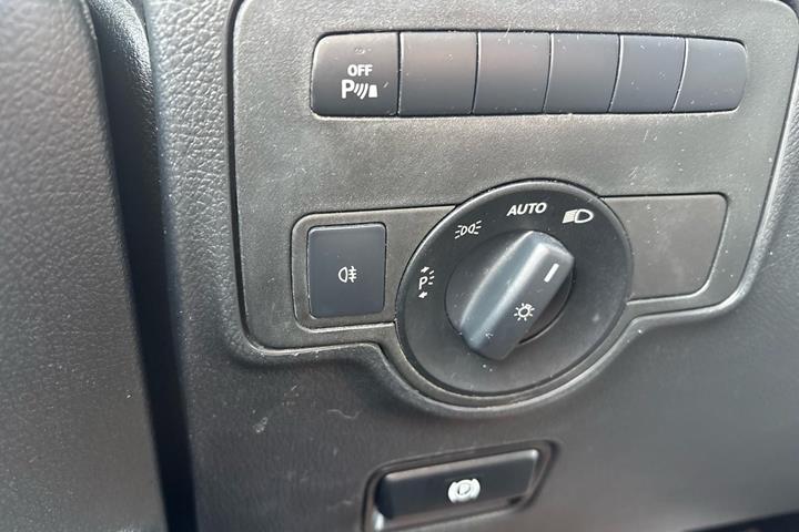 Sort Mercedes Vito 119 fra 2019