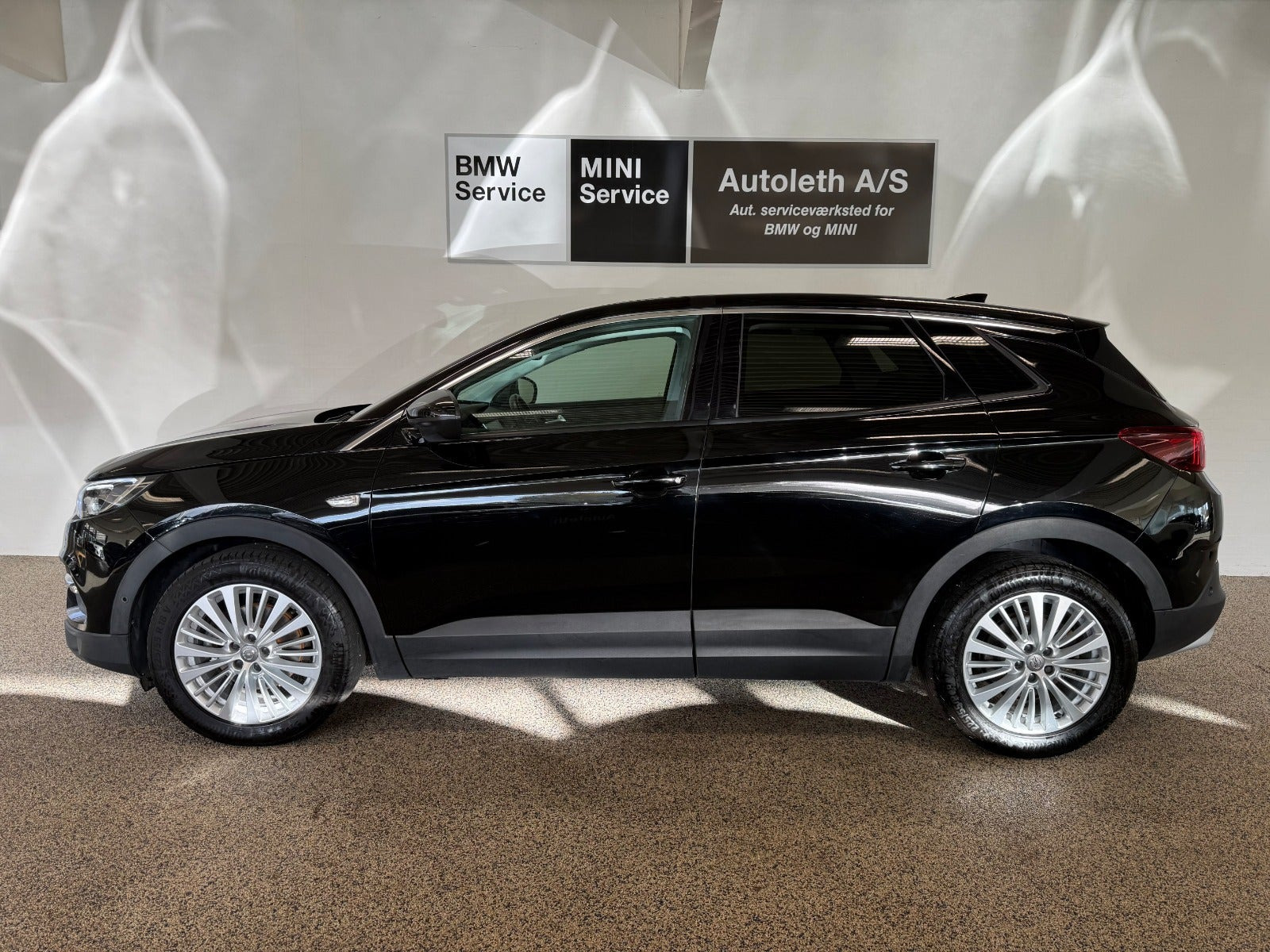Sort Opel Grandland X fra 2019