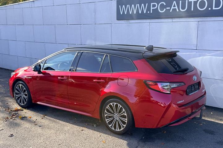 Rød Toyota Corolla fra 2019