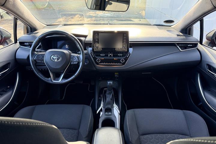 Rød Toyota Corolla fra 2019
