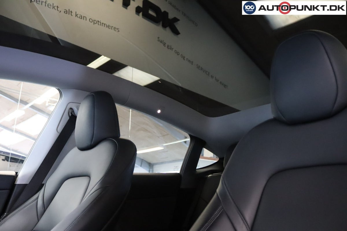 Blå Tesla Model Y fra 2024