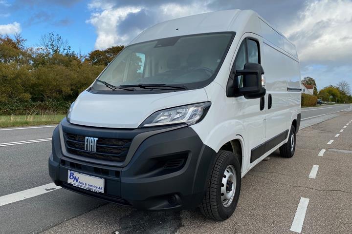 Hvid Fiat Ducato 33 fra 2023