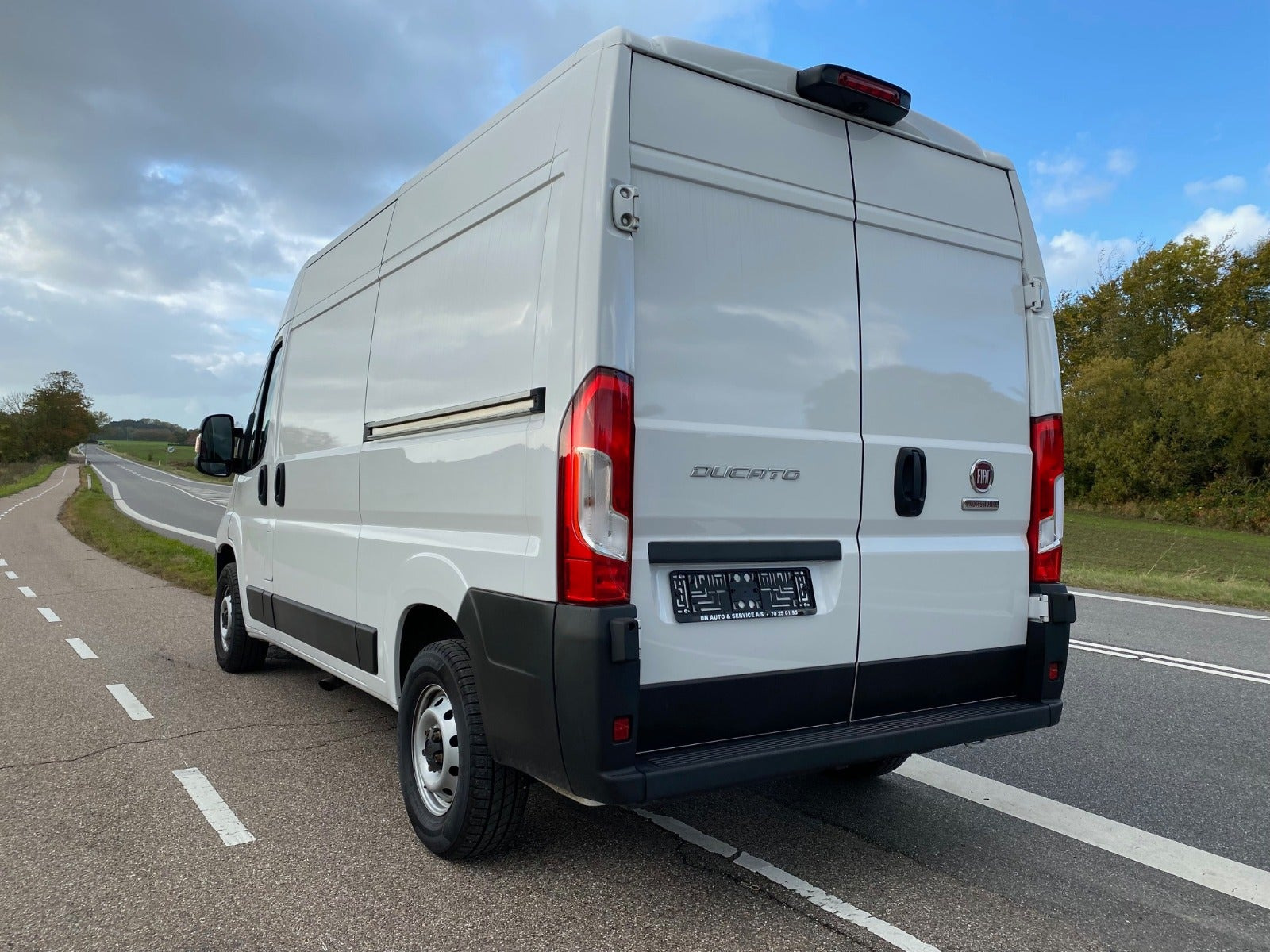 Hvid Fiat Ducato 33 fra 2023