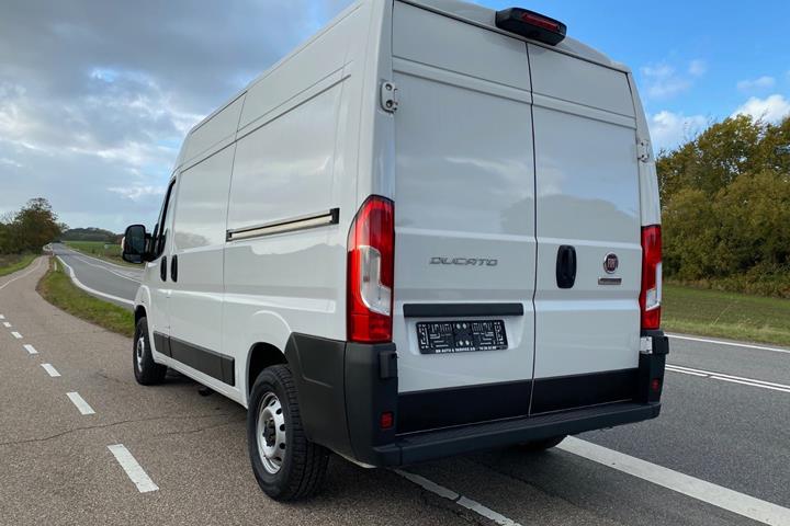 Hvid Fiat Ducato 33 fra 2023