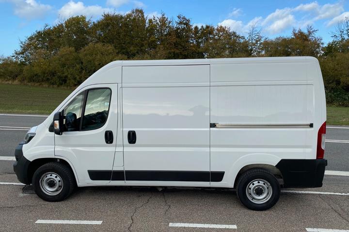 Hvid Fiat Ducato 33 fra 2023