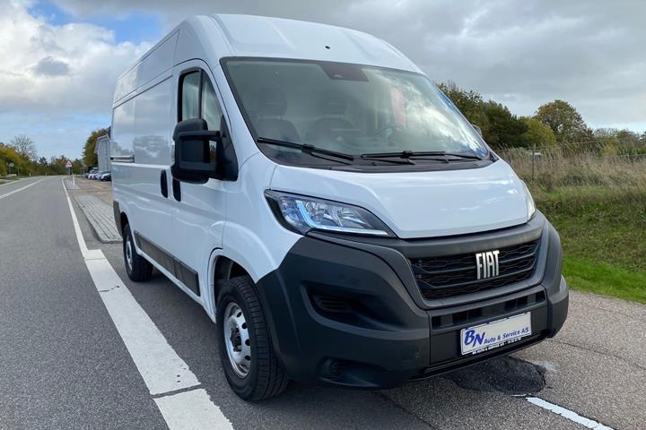 Hvid Fiat Ducato 33 fra 2023