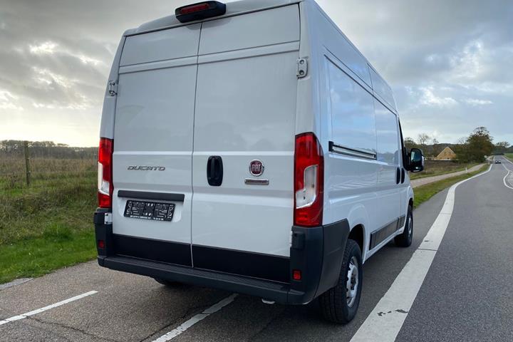 Hvid Fiat Ducato 33 fra 2023