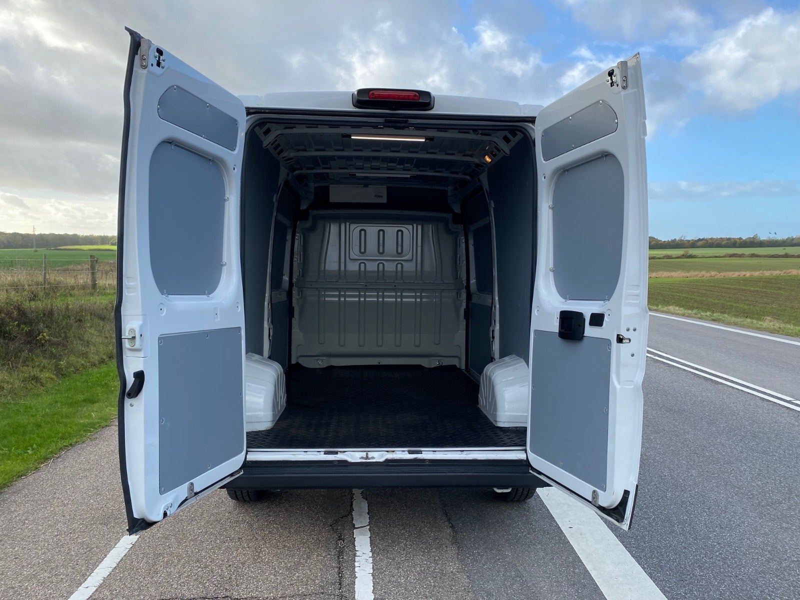 Hvid Fiat Ducato 33 fra 2023