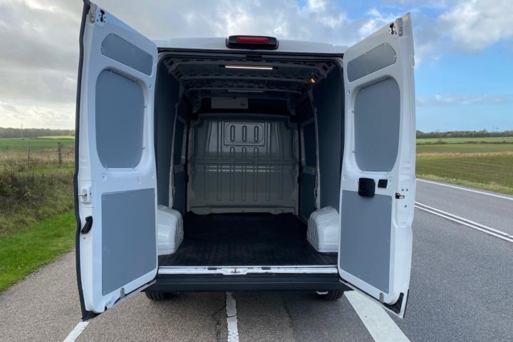 Hvid Fiat Ducato 33 fra 2023