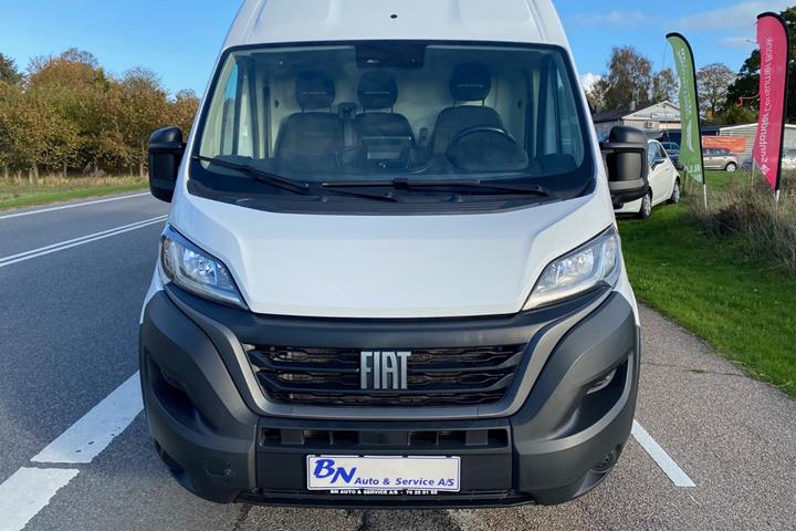 Hvid Fiat Ducato 33 fra 2023