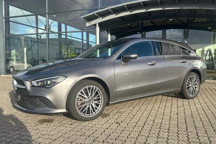 Grå Mercedes CLA250 e fra 2023