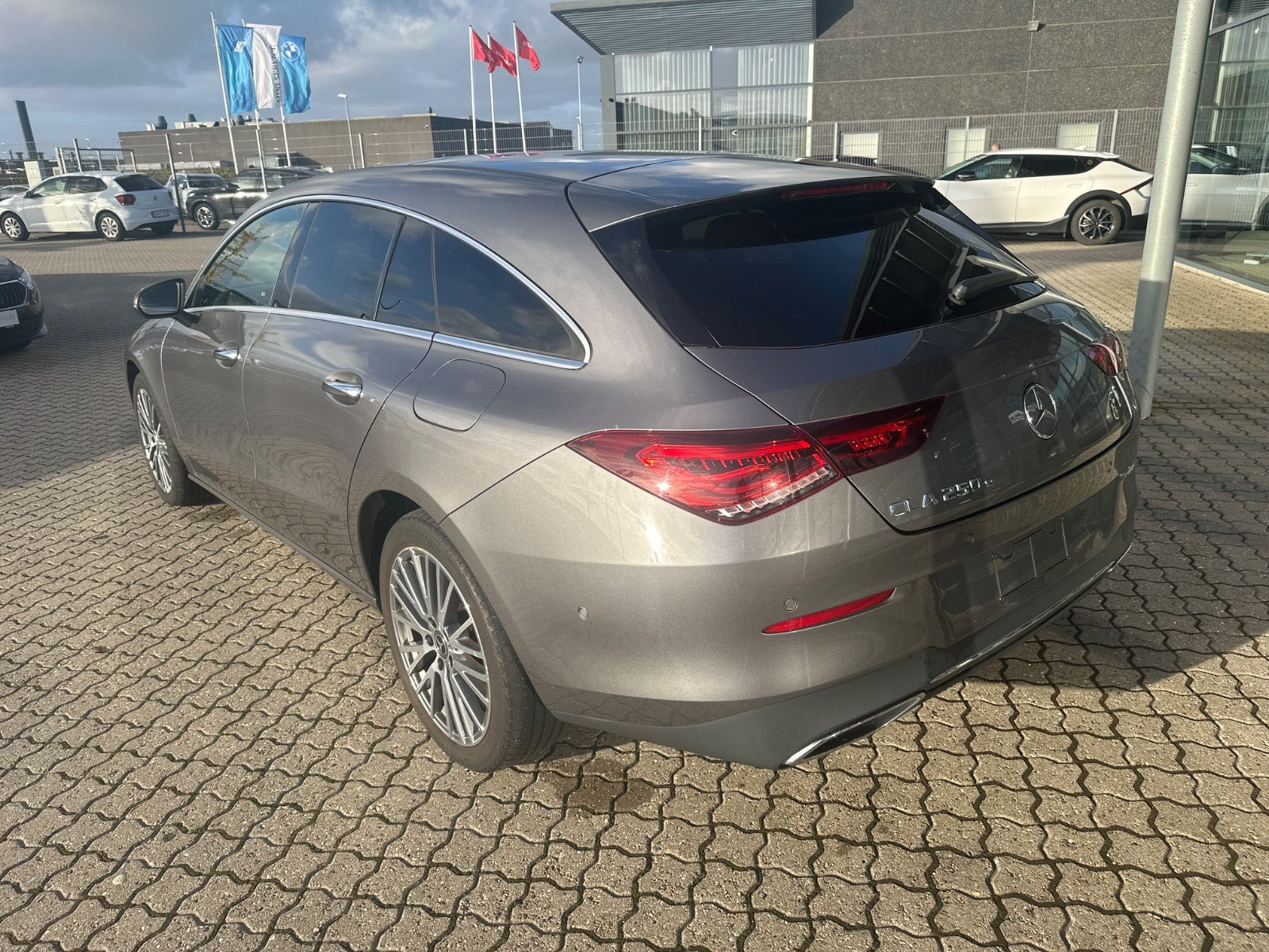 Grå Mercedes CLA250 e fra 2023