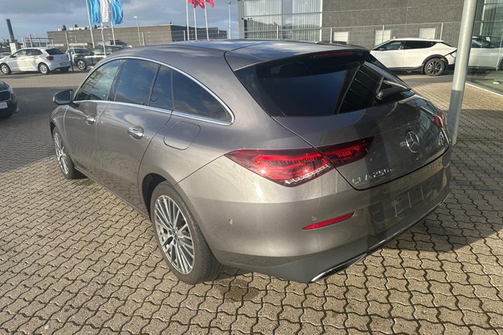 Grå Mercedes CLA250 e fra 2023
