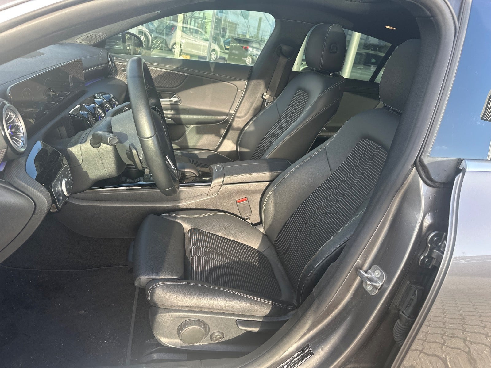 Grå Mercedes CLA250 e fra 2023