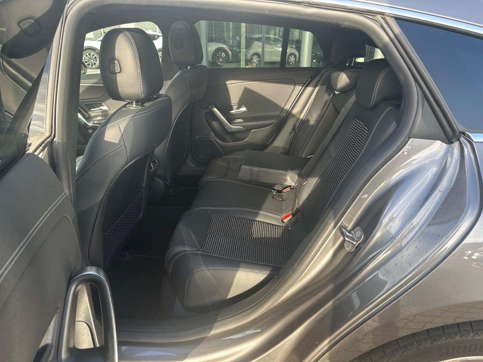 Grå Mercedes CLA250 e fra 2023