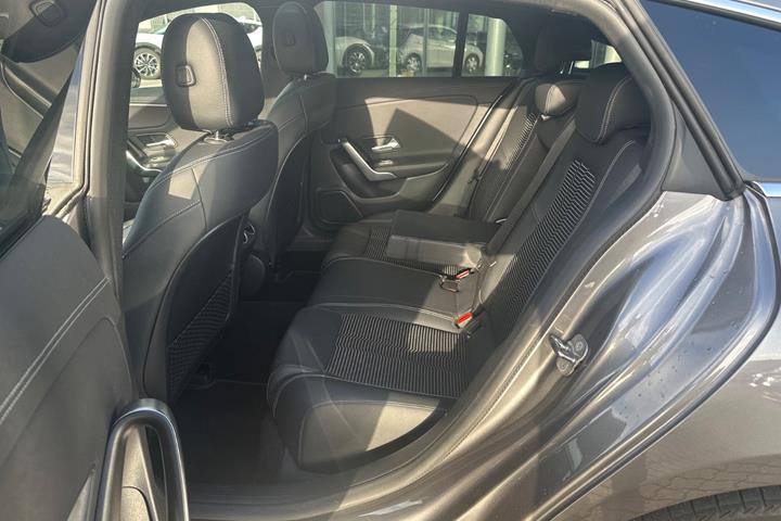 Grå Mercedes CLA250 e fra 2023