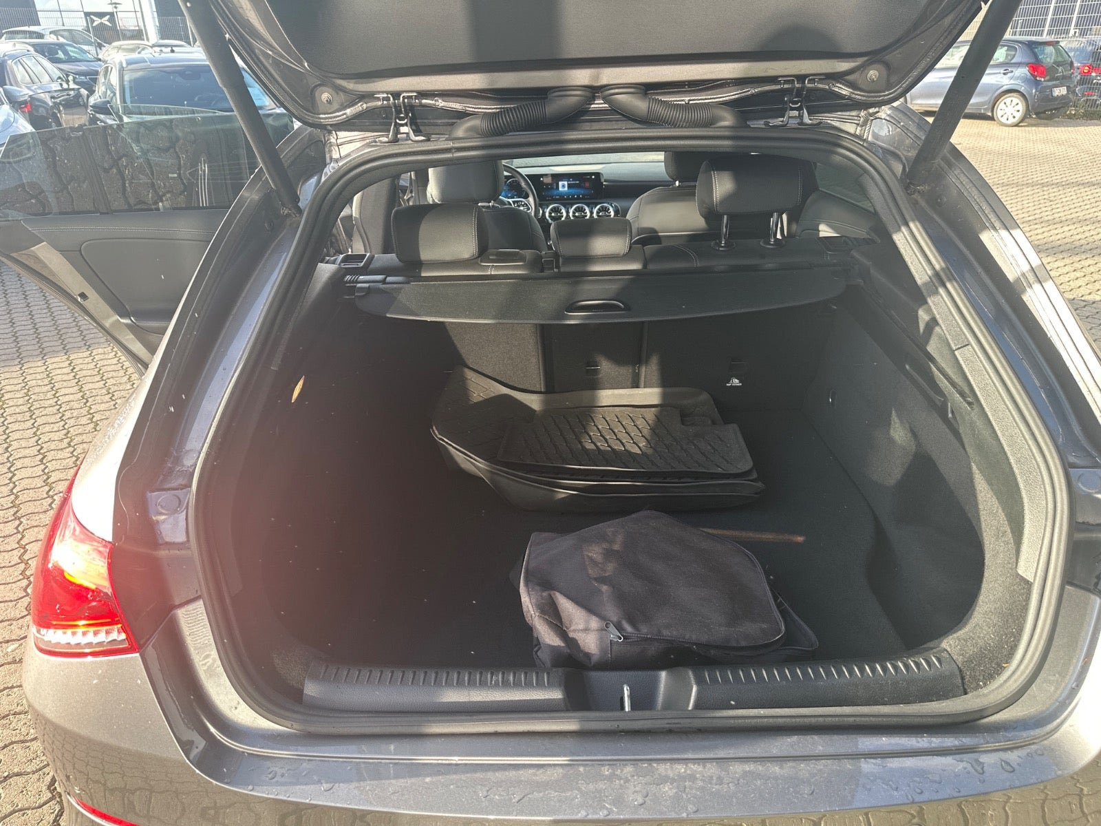 Grå Mercedes CLA250 e fra 2023