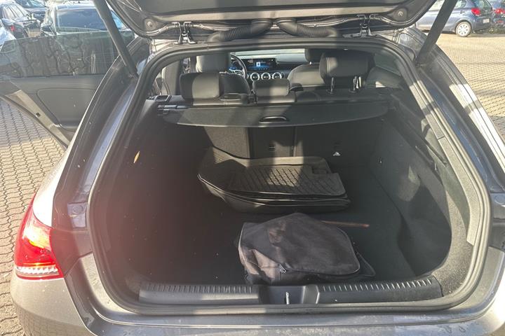 Grå Mercedes CLA250 e fra 2023