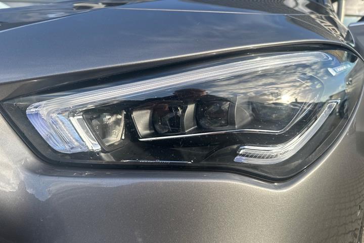 Grå Mercedes CLA250 e fra 2023