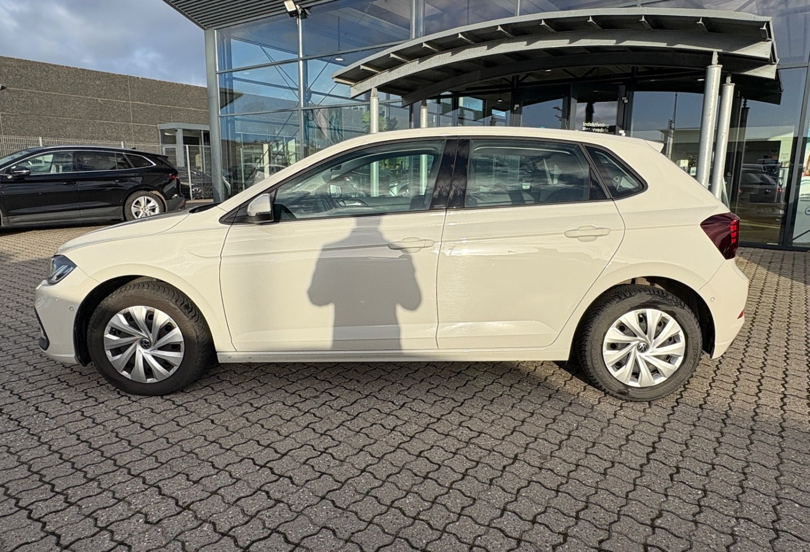Beige VW Polo fra 2023