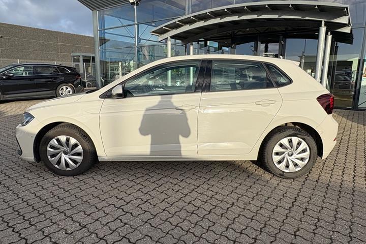 Beige VW Polo fra 2023
