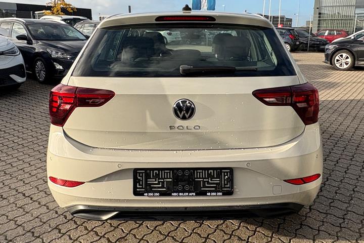 Beige VW Polo fra 2023