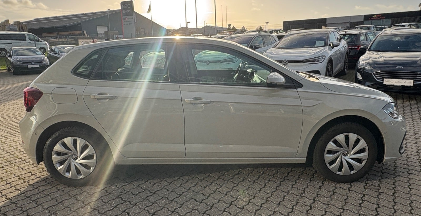 Beige VW Polo fra 2023
