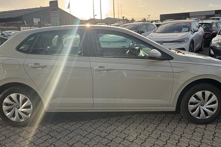 Beige VW Polo fra 2023