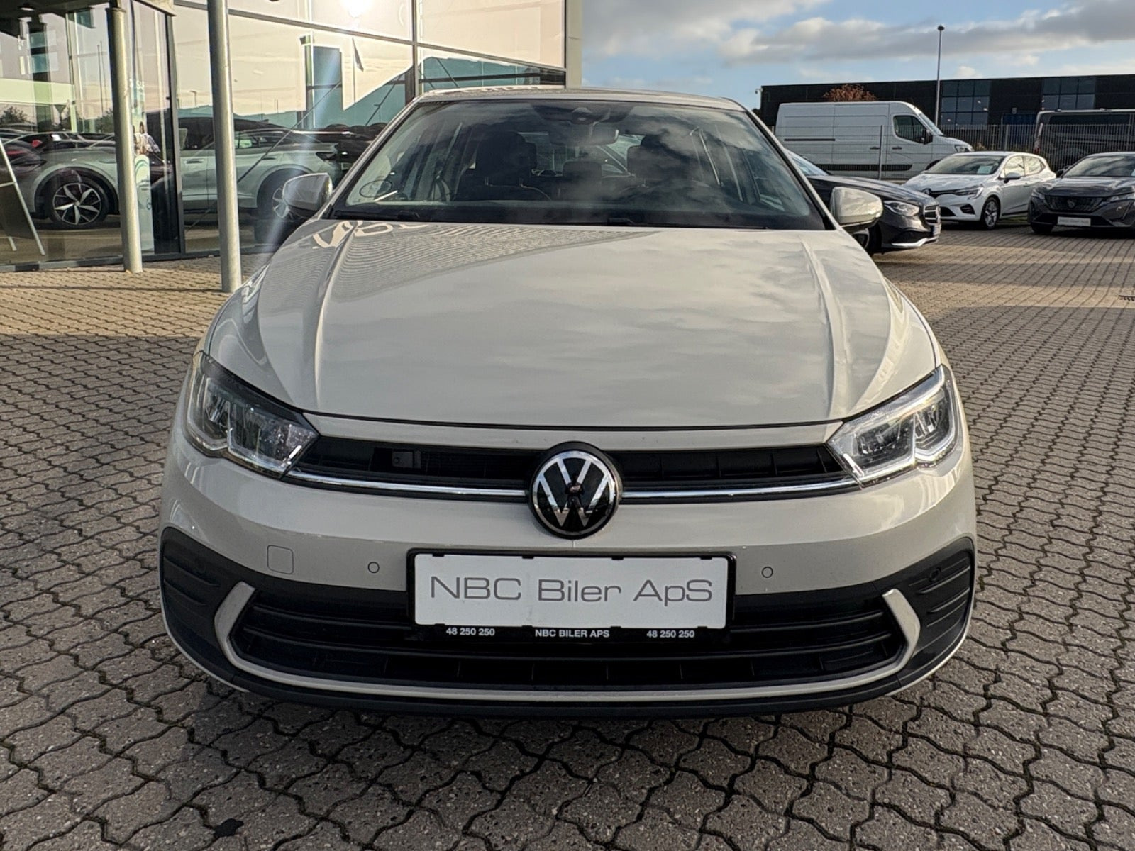 Beige VW Polo fra 2023