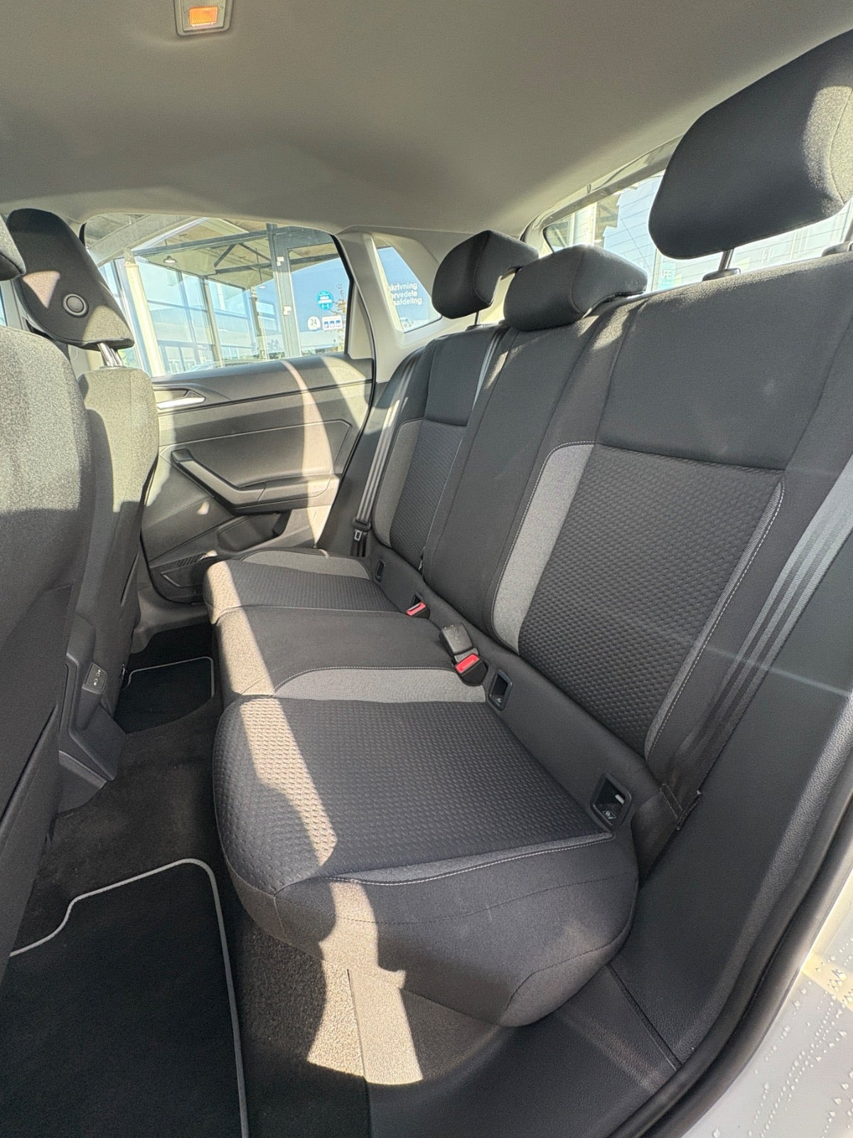 Beige VW Polo fra 2023