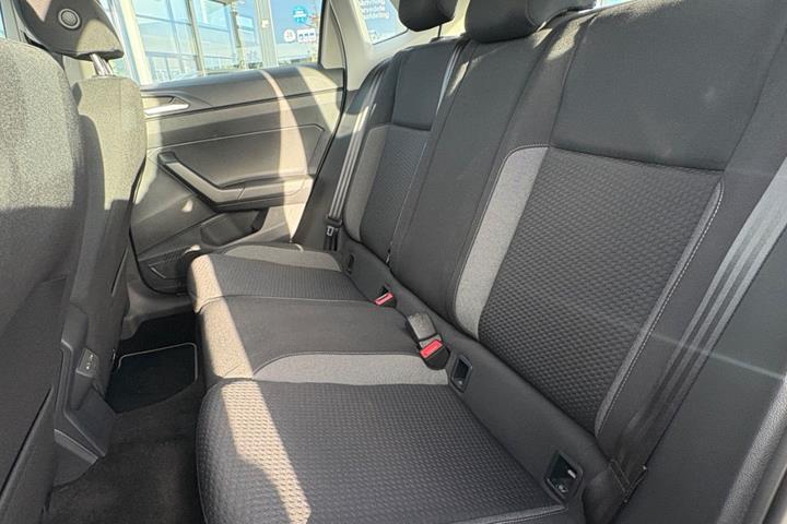 Beige VW Polo fra 2023