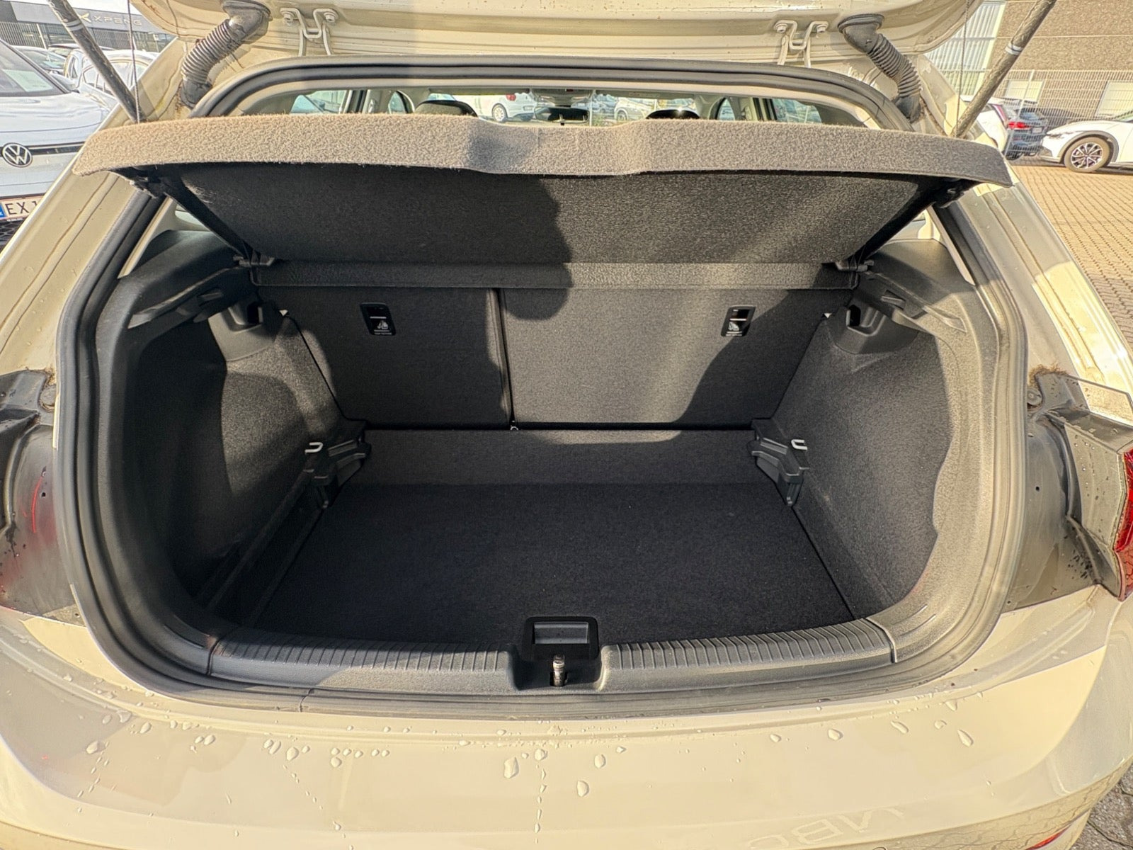 Beige VW Polo fra 2023