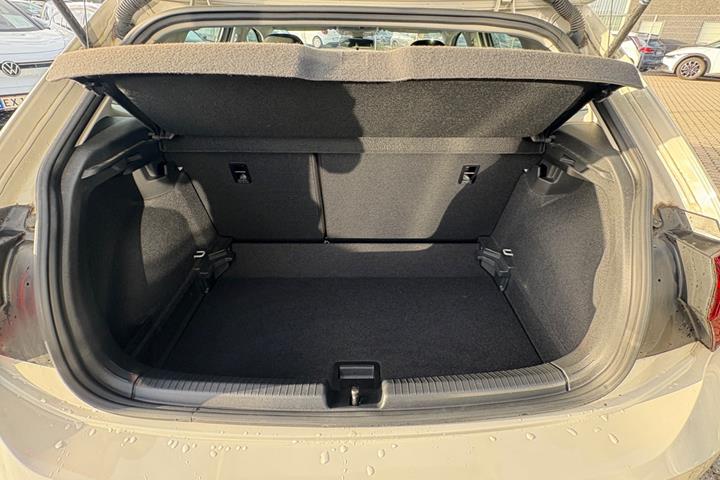 Beige VW Polo fra 2023