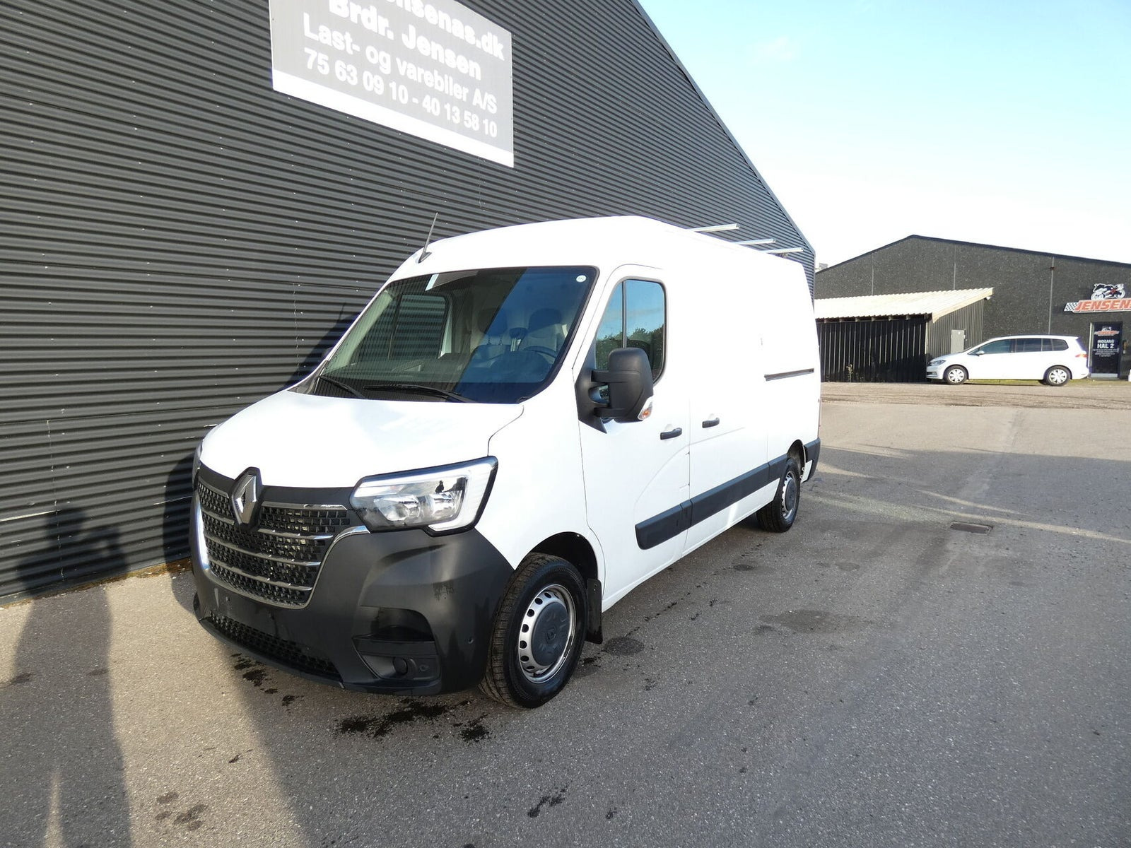 Hvid Renault Master IV T33 fra 2024