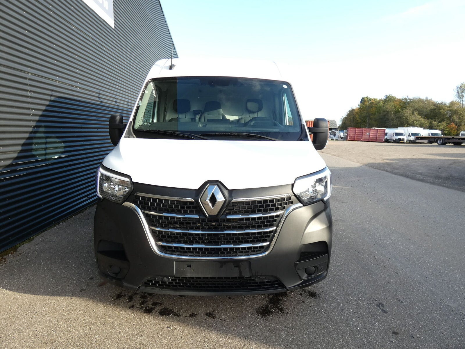 Hvid Renault Master IV T33 fra 2024