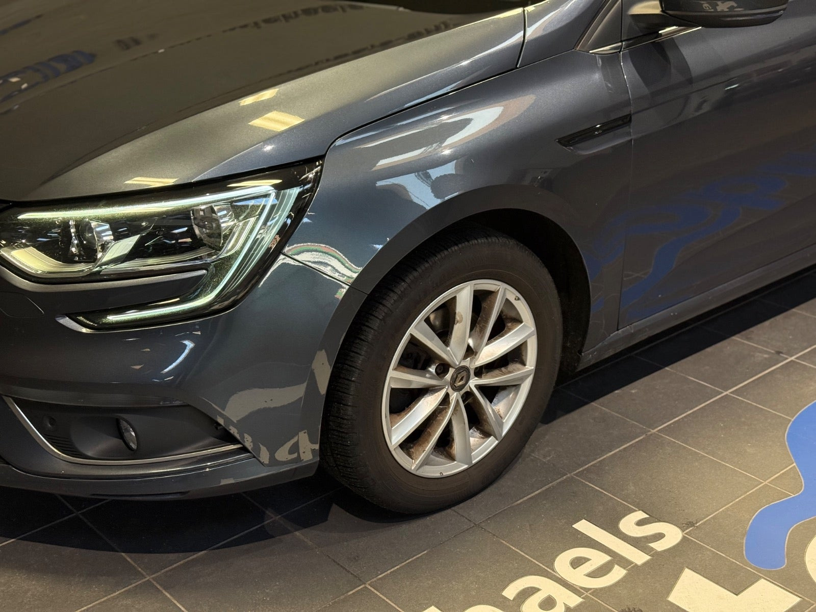 Grå Renault Megane IV fra 2018