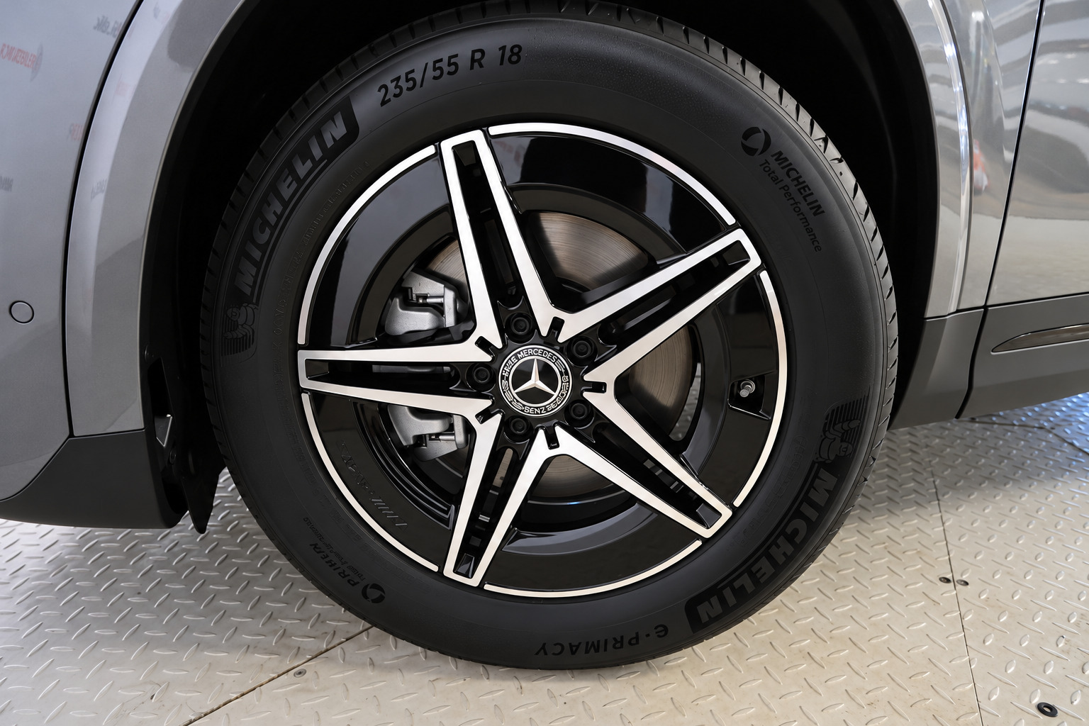 Grå Mercedes EQA250+ fra 2025